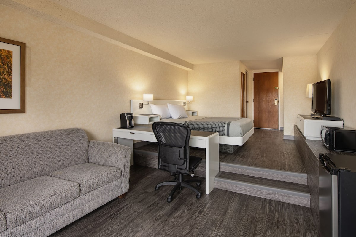 In-room safe, desk, blackout drapes, iron/ironing board