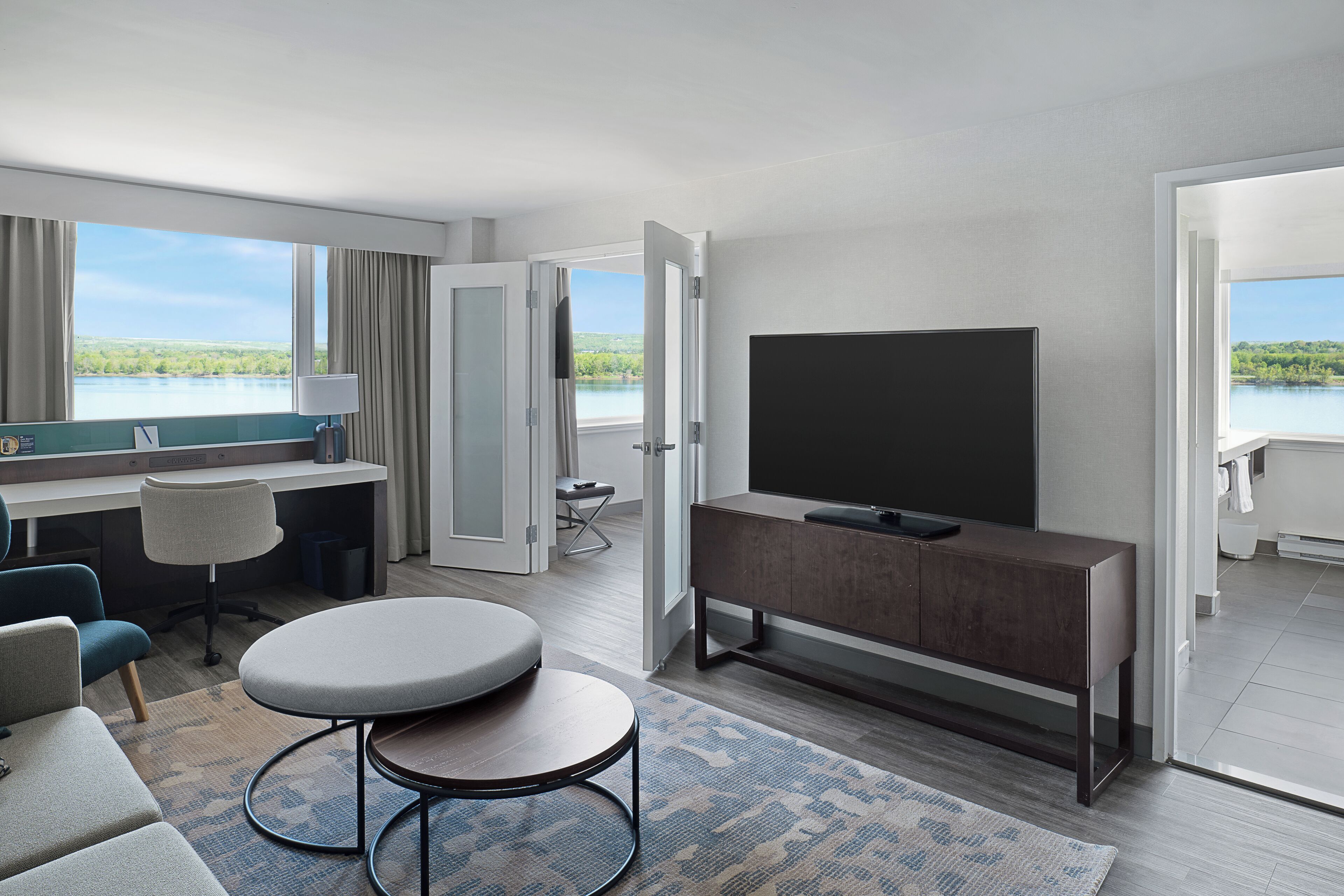 小型套房, 1 张特大床和 1 张沙发床, 河景 | 起居区 | 55-英寸LED 电视（配备有线频道）、电视、Netflix