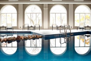 Piscine couverte, piscine extérieure, parasols de plage, chaises longues