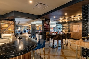 3 restaurants, breakfast served