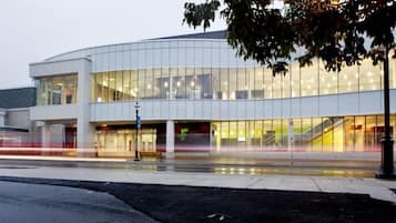 Um edifício moderno com grandes janelas de vidro e fachada curva.