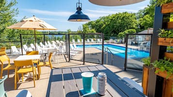 Inomhuspool, utomhuspool, parasoller och solstolar