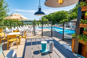 Piscine couverte, piscine extérieure, parasols de plage, chaises longues