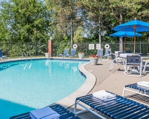 Piscine extérieure en saison