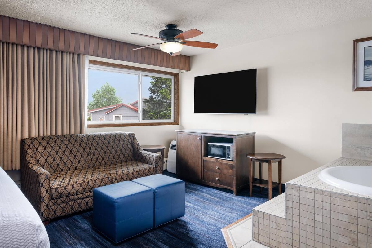 Suite, 1 letto king con divano letto, idromassaggio, vista porto (with Sofabed) | Materassi a doppio strato, una scrivania, postazione laptop