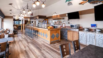 Se sirven cenas y cocina americana; con vista al mar
