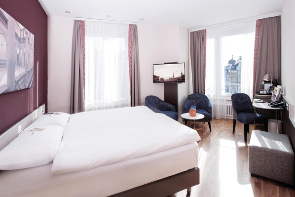 Allergikerbettwaren, Minibar, Zimmersafe, Schreibtisch