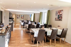 Free daily buffet breakfast