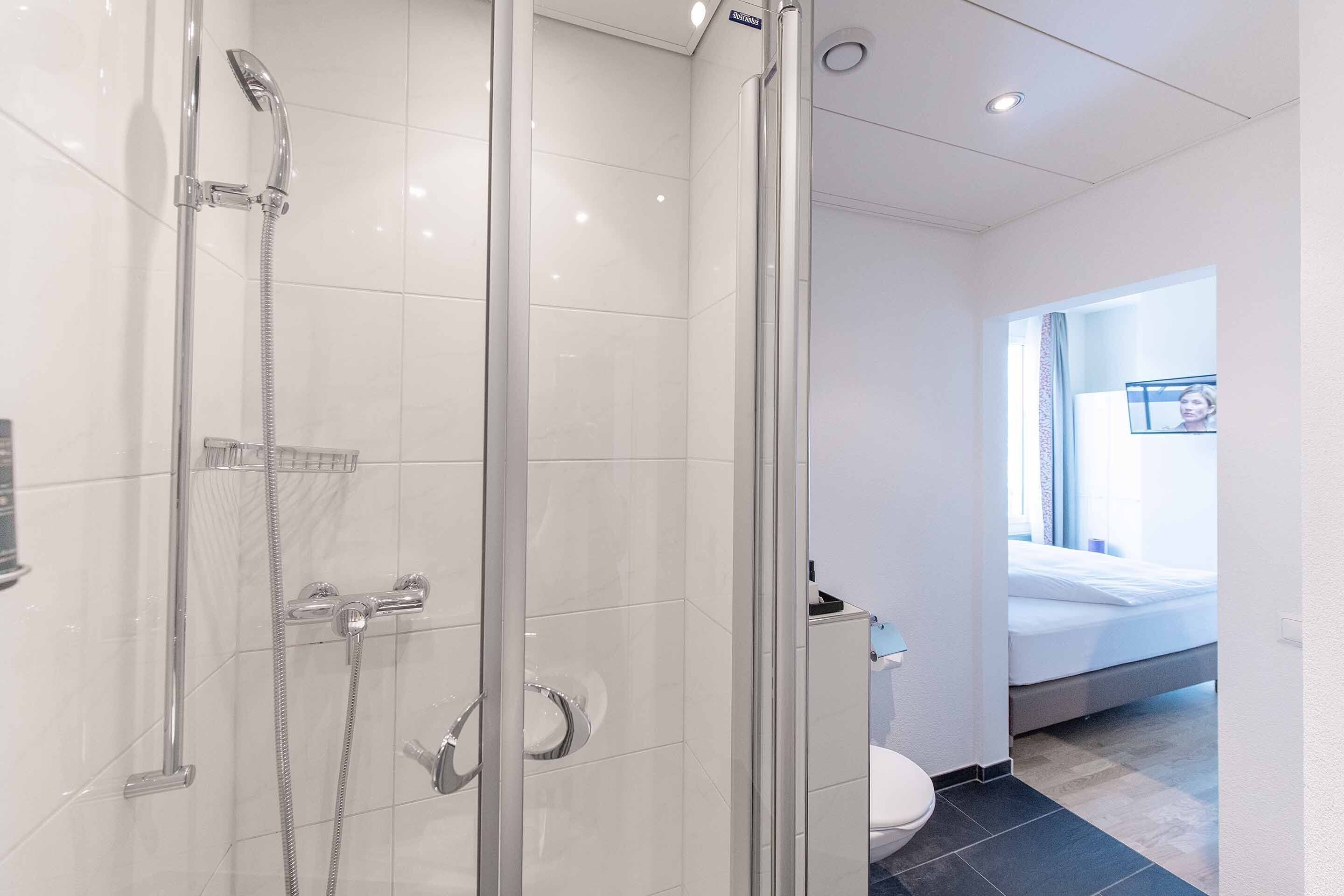 standard single room | bathroom | eco-friendly toiletries, hair dryer, towels