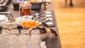 Una mesa de buffet con diversos alimentos y condimentos.