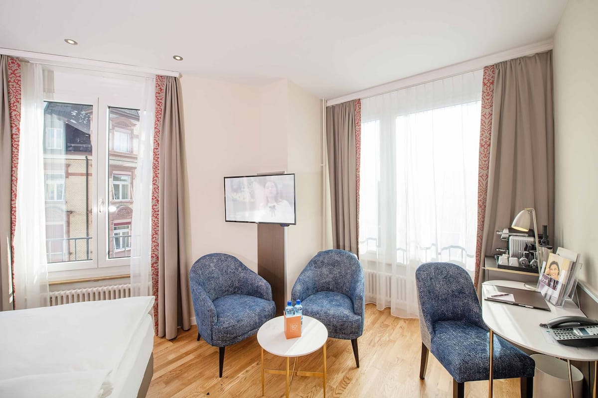 Hypo-allergenic bedding, minibar, in-room safe, desk