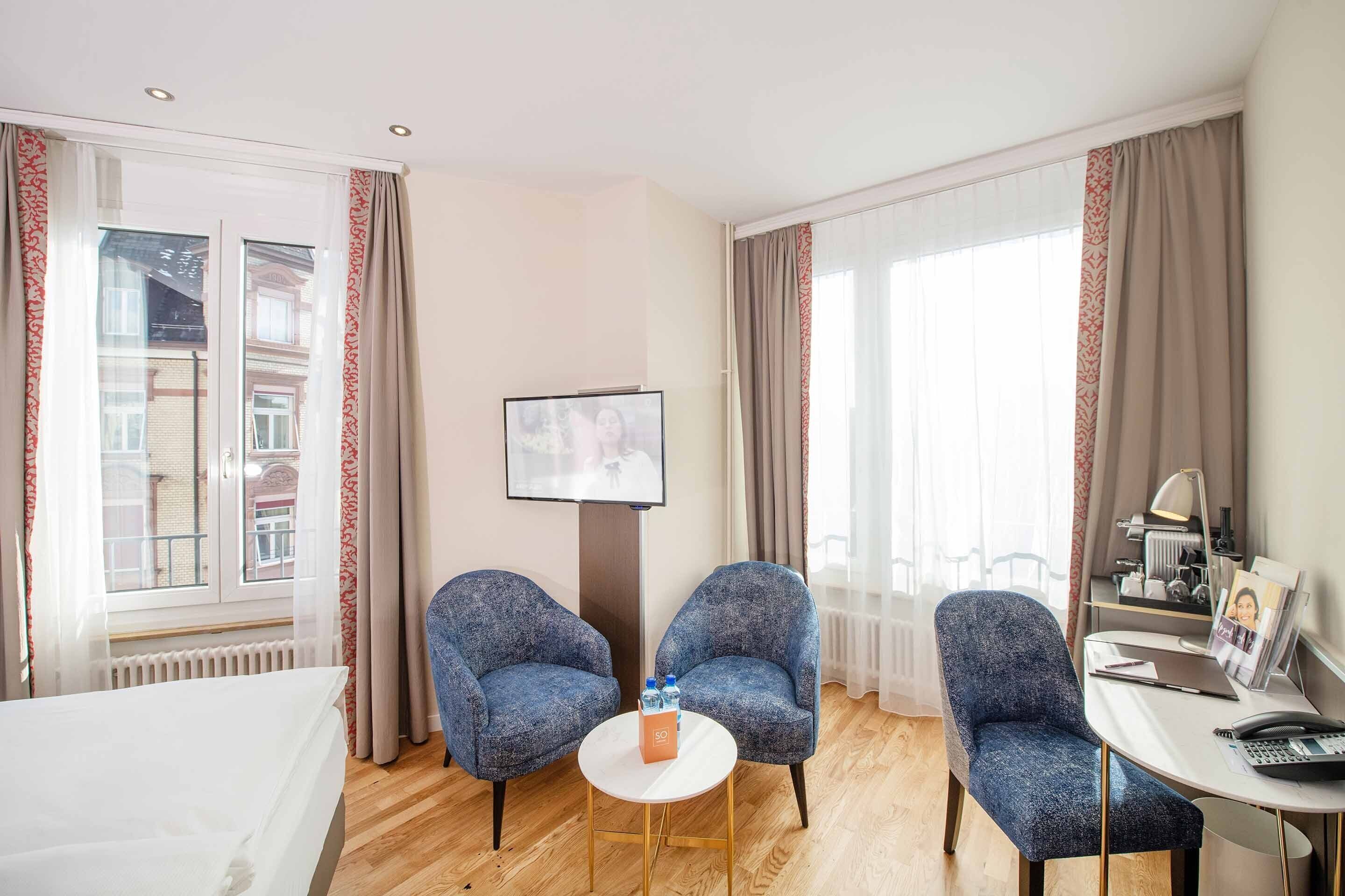 standard twin room | living area | flat-screen tv