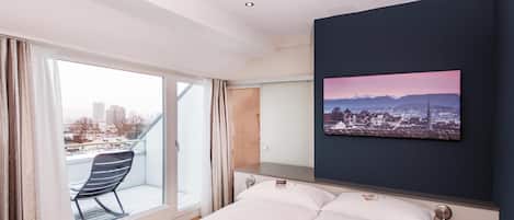 Hypo-allergenic bedding, minibar, in-room safe, desk