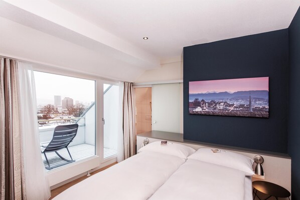 Hypo-allergenic bedding, minibar, in-room safe, desk