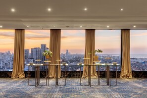 A room with a city view, large windows, and a table with a plant and a small table. - Sheraton Buenos Aires Hotel and Convention Center (Buenos Aires)