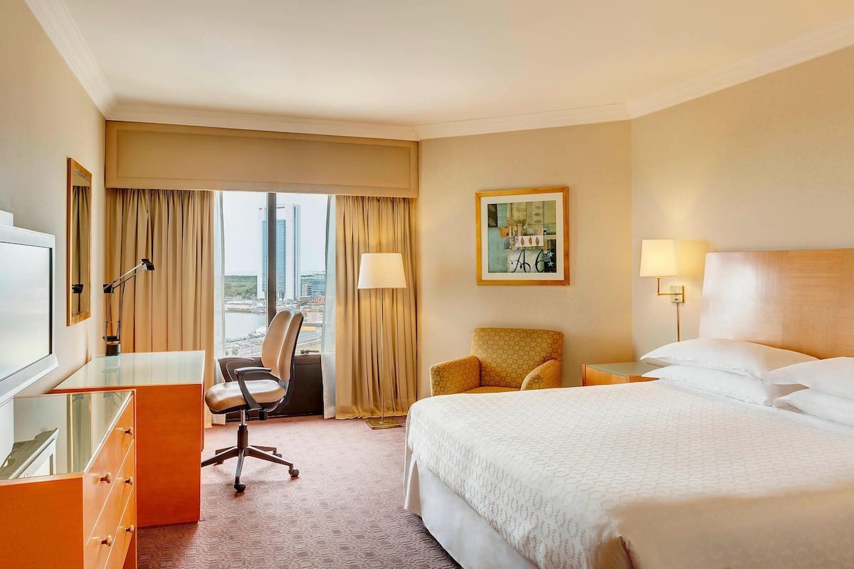 Classic Room, 1 King Bed, Non Smoking, Pool Access