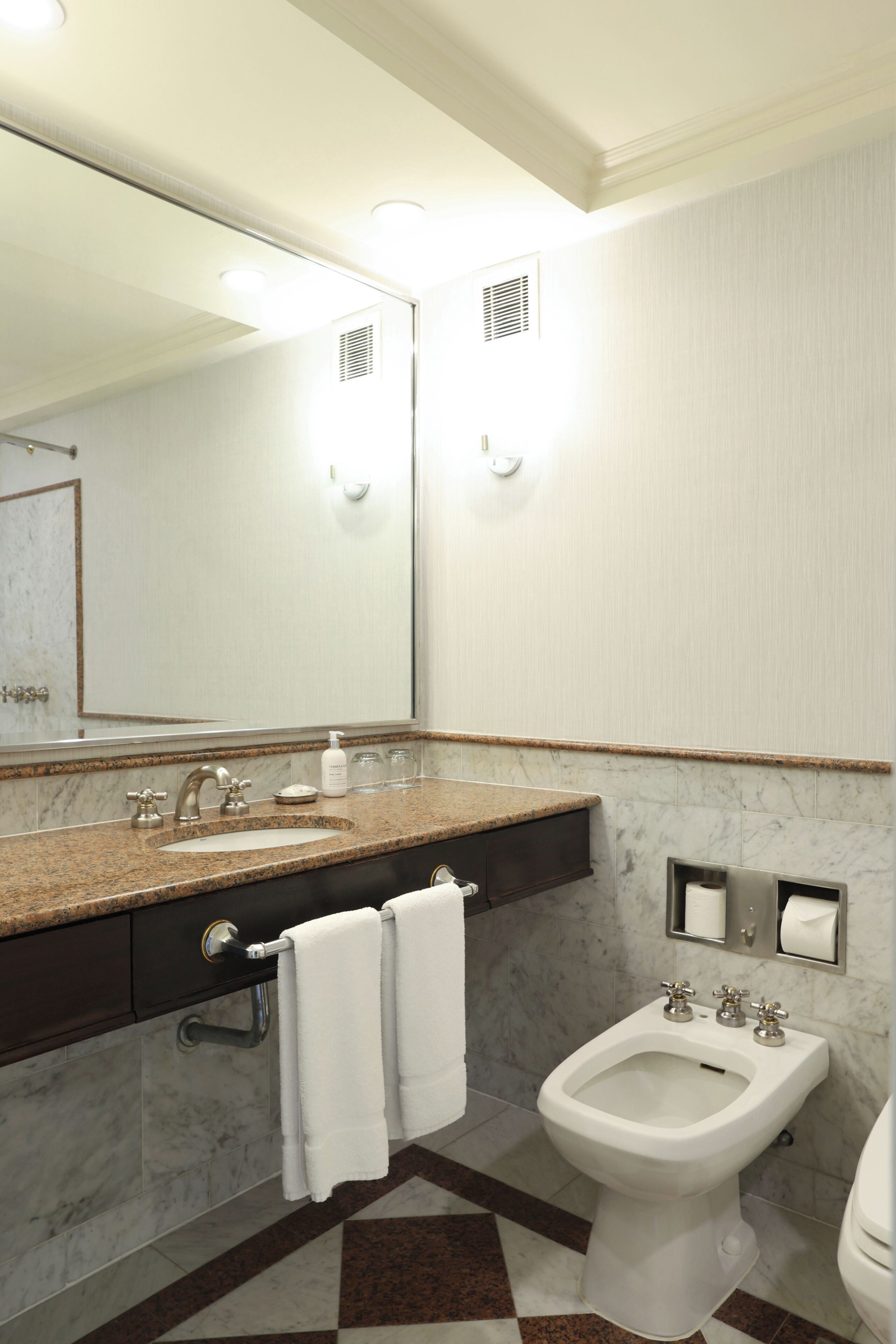 Classic-Zimmer, 1 King-Bett, Poolzugang | Badezimmer | Duschwanne, Komfortbadewanne, kostenlose Toilettenartikel, Haartrockner