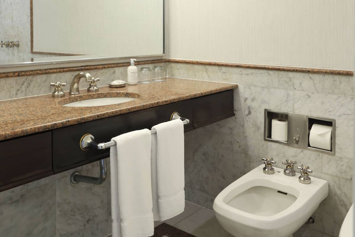 Chambre Classique, 1 très grand lit, accès piscine | Salle de bain | Ensemble douche/baignoire, baignoire relaxante profonde