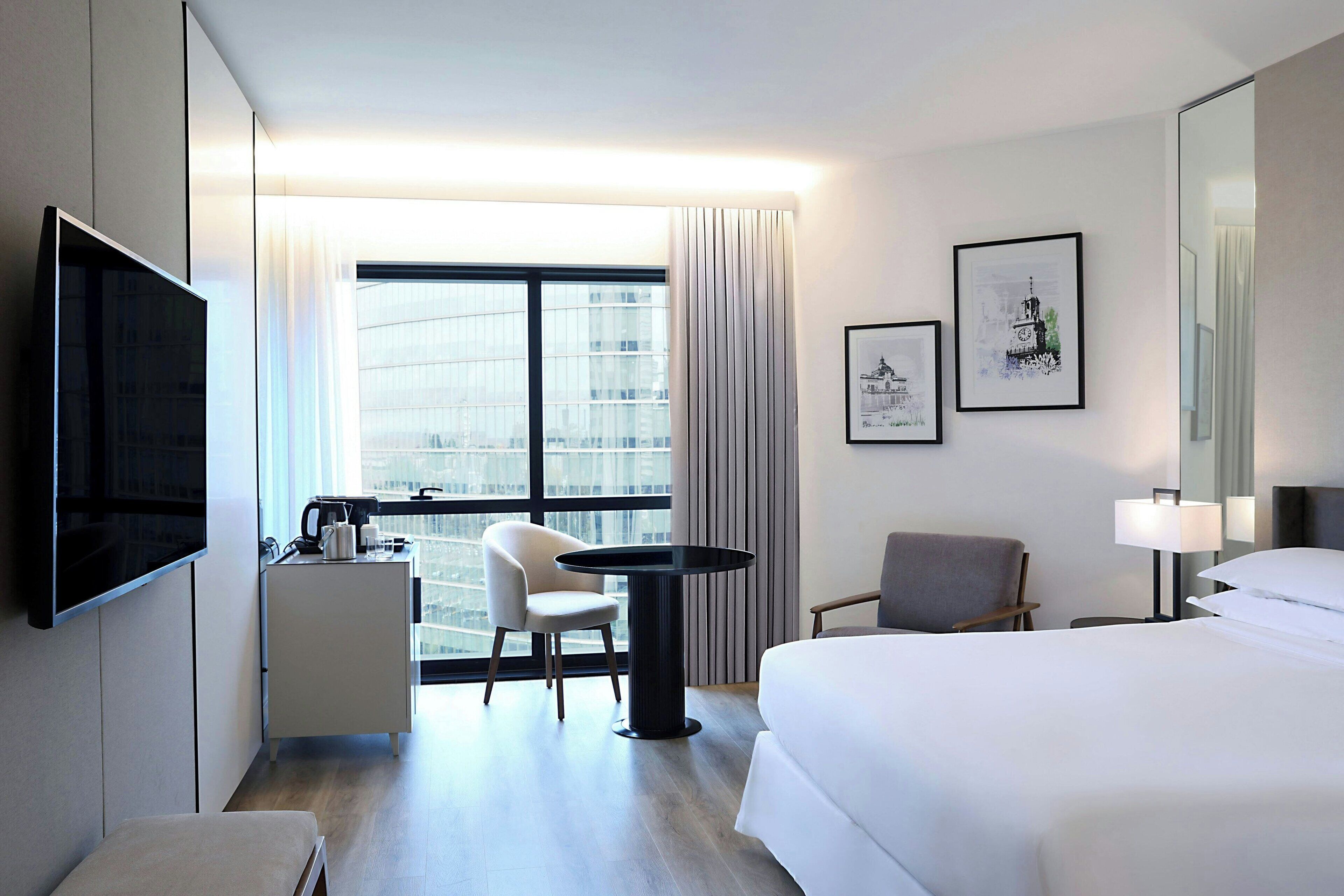 أغطية فراش متميزة وأسرّة بطبقة علوية مريحة وخزنة داخل الغرفة ومكتب