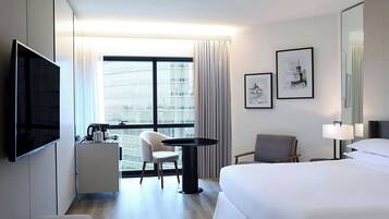 Superior Room, 1 King Bed, Non Smoking, Pool Access | 1 bedroom, premium bedding, pillowtop beds, in-room safe