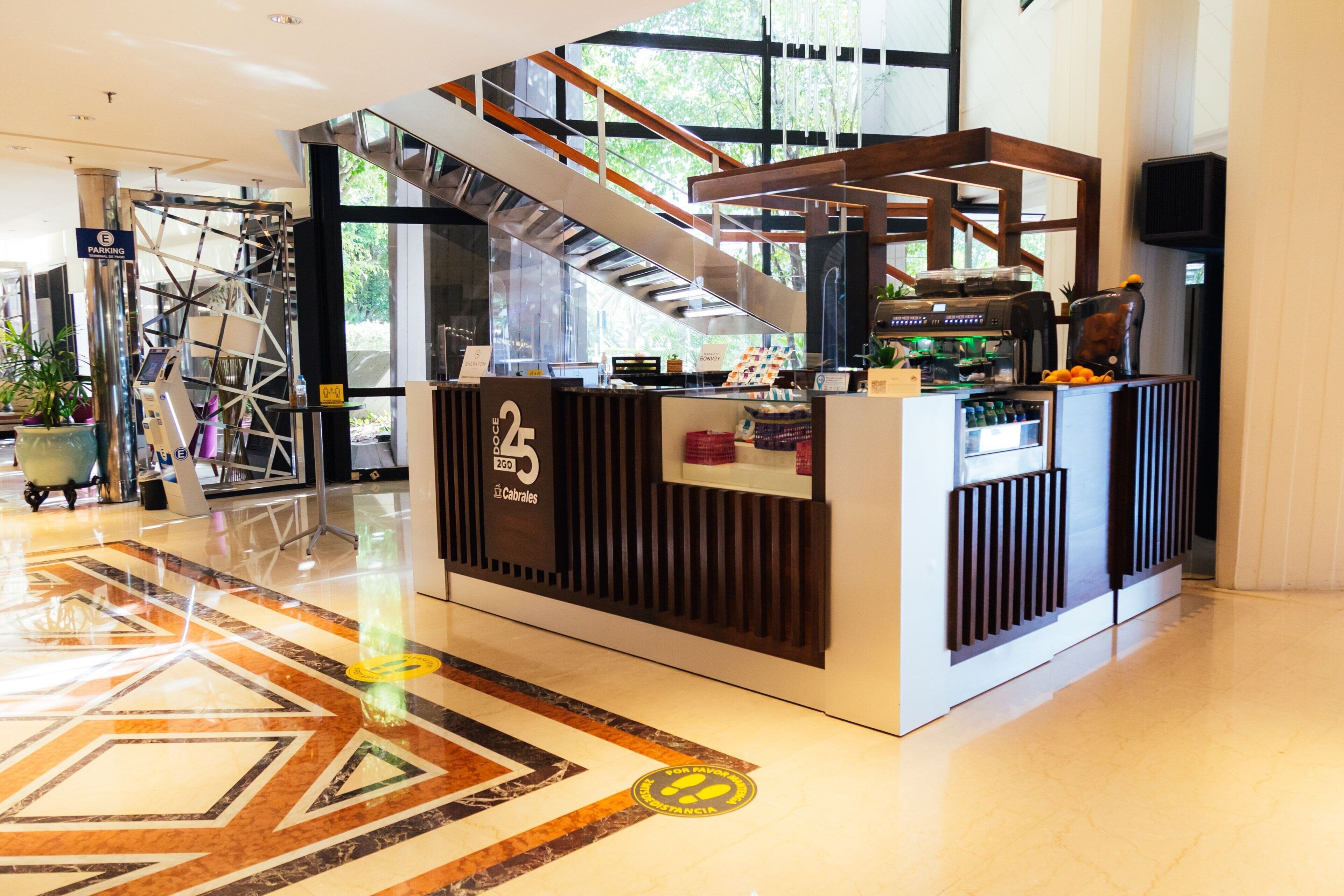 2 restaurantes; se sirve desayuno, almuerzo y cena; cocina italiana