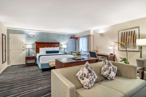 جناح - سرير ملكي - لغير المدخنين - ثلاجة وميكروويف (Oversized Room;with Sofabed) | أغطية فراش متميزة وخزنة داخل الغرفة ومكتب ومساحة عمل للكمبيوتر المحمول