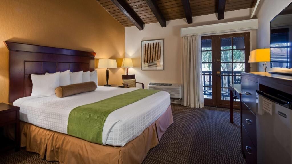 Premium bedding, in-room safe, desk, laptop workspace