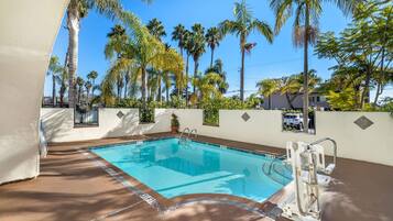 Piscina externa, funciona das 8h às 22h, espreguiçadeiras