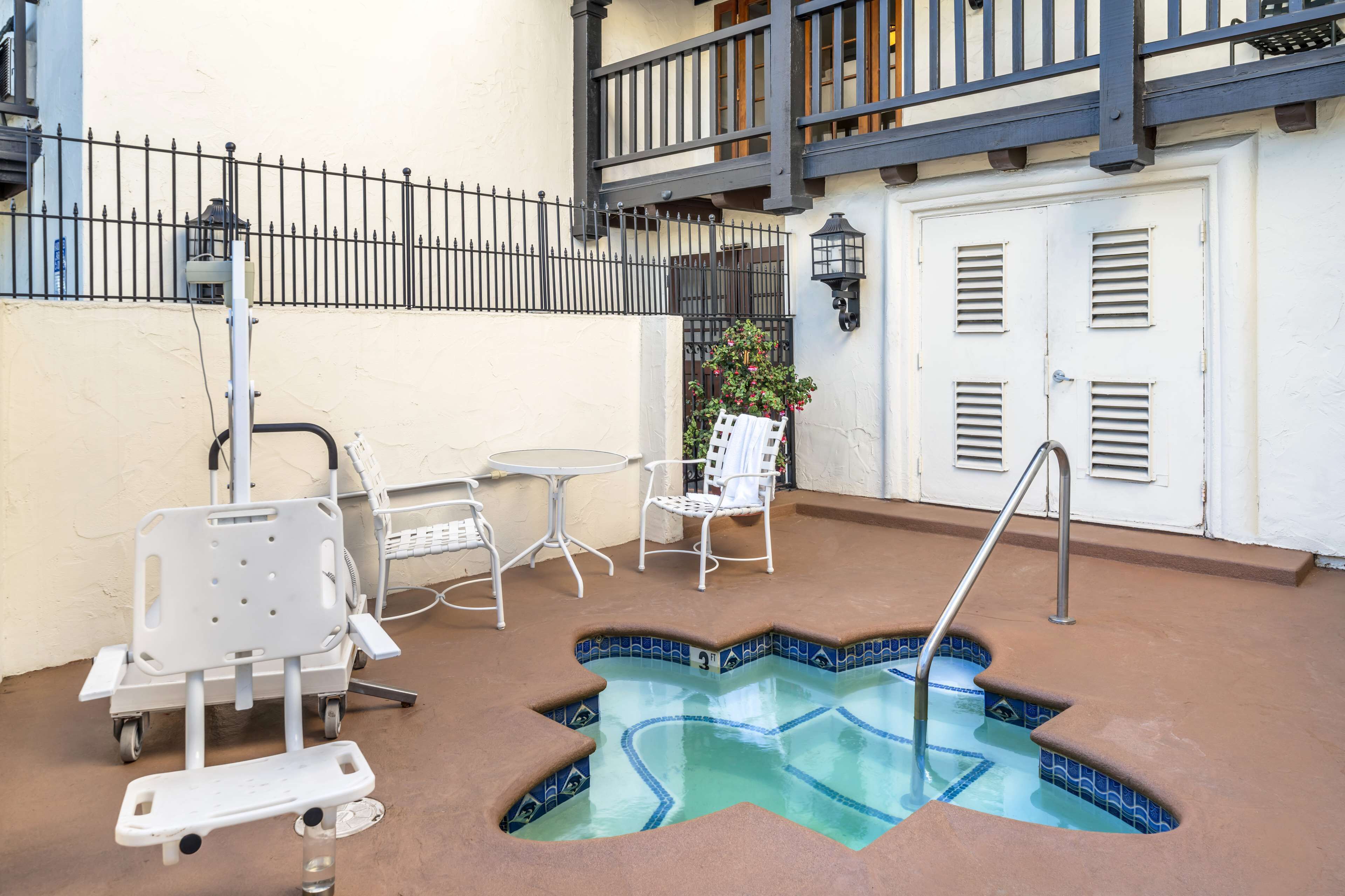 outdoor pool, open 8:00 am to 10:00 pm, pool loungers