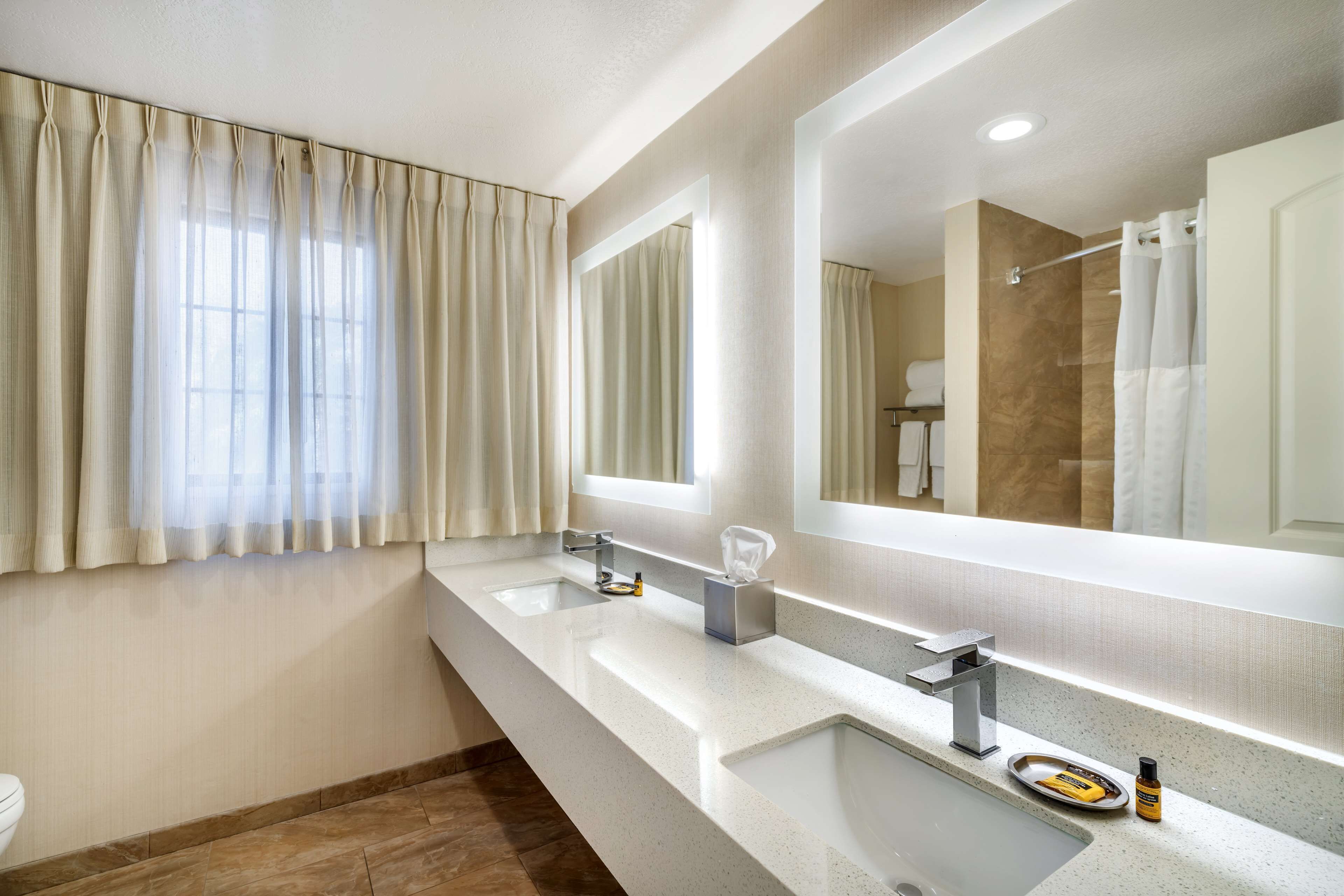 suite, 1 king bed, non smoking, refrigerator | bathroom | combined shower/bathtub, eco-friendly toiletries, hair dryer, towels