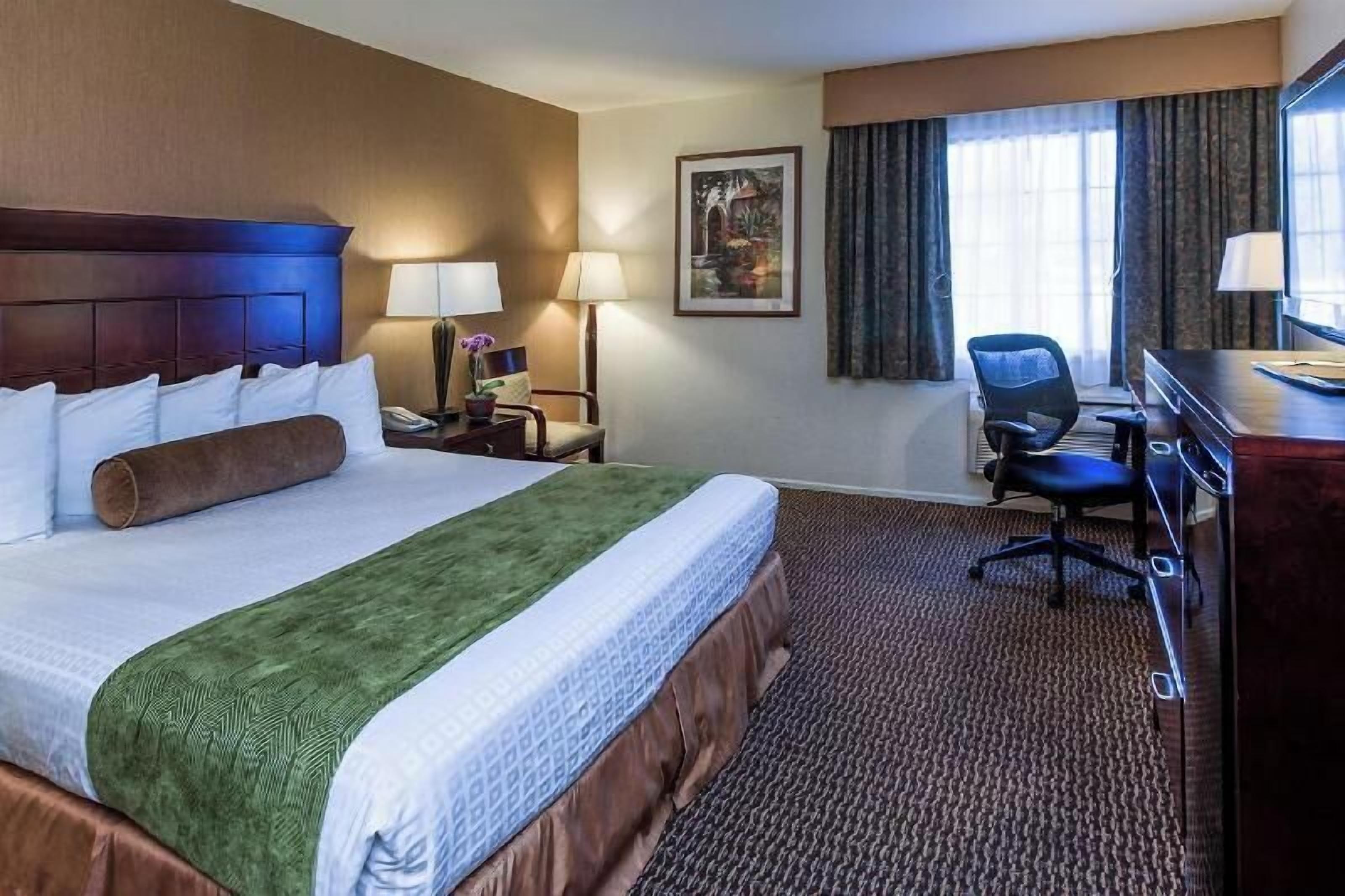 Premium bedding, in-room safe, desk, laptop workspace