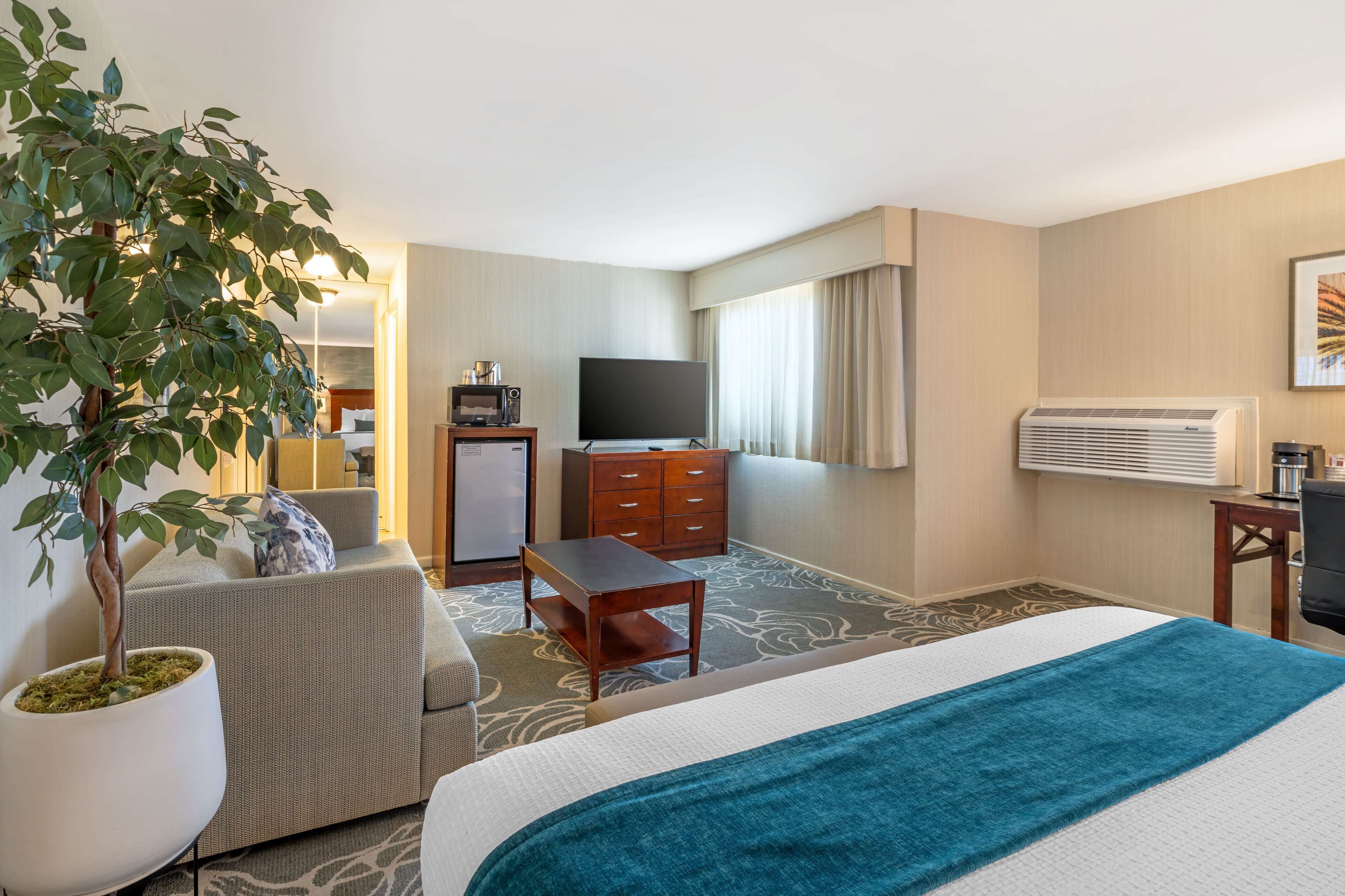 Premium bedding, in-room safe, desk, laptop workspace