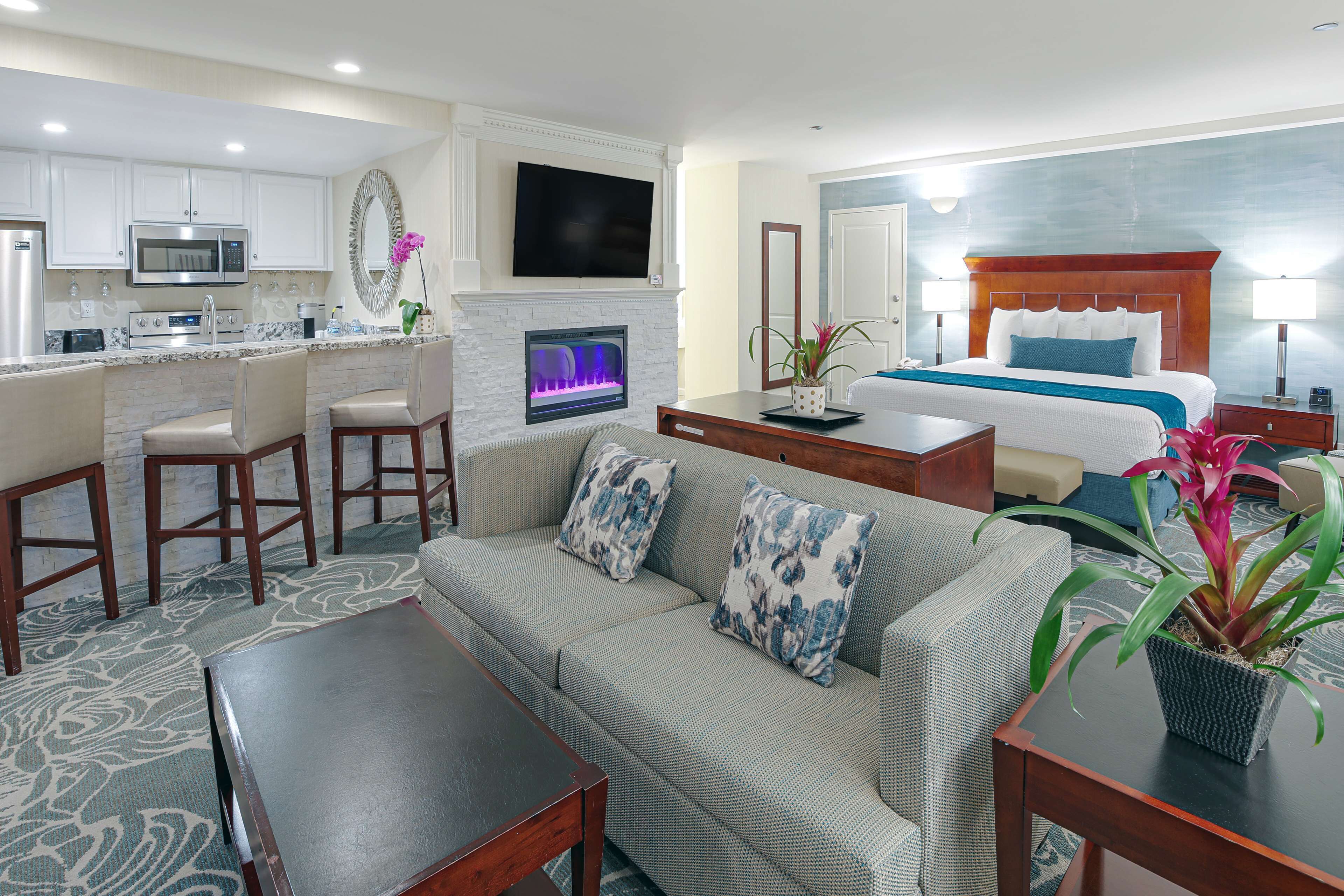 suite, 1 king bed, non smoking, kitchen (living room;oversized room) | premium bedding, in-room safe, desk, laptop workspace