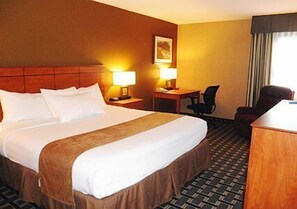Standard Room, 1 King Bed, Non Smoking | Desk, iron/ironing board, cots/infant beds, rollaway beds