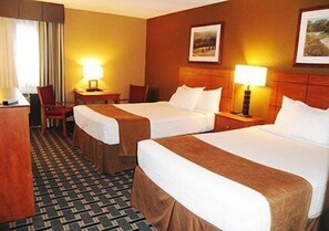 Escritorio, tabla de planchar con plancha, cunas y camas extra 