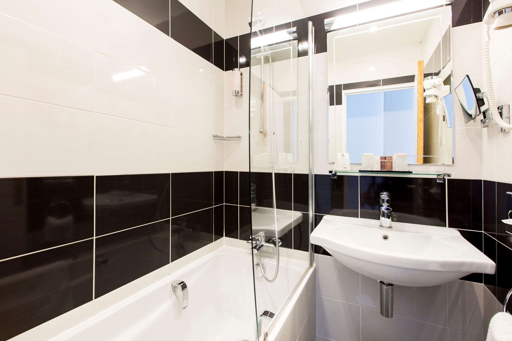 Baño | Regadera, amenidades de baño gratuitas, secadora de cabello, toallas 