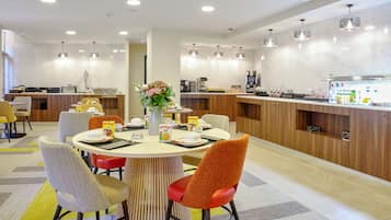 Petit déjeuner buffet (16 EUR par personne)