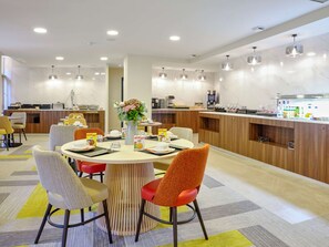 Daily buffet breakfast (EUR 16 per person) - Quality Hotel Bordeaux Centre (Bordeaux)