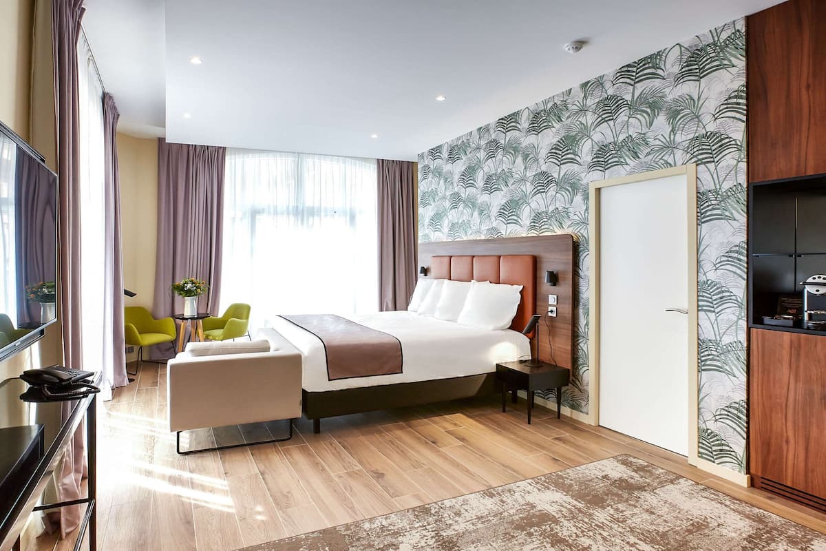 suite, 1 king bed, non smoking | premium bedding, select comfort beds, minibar, in-room safe