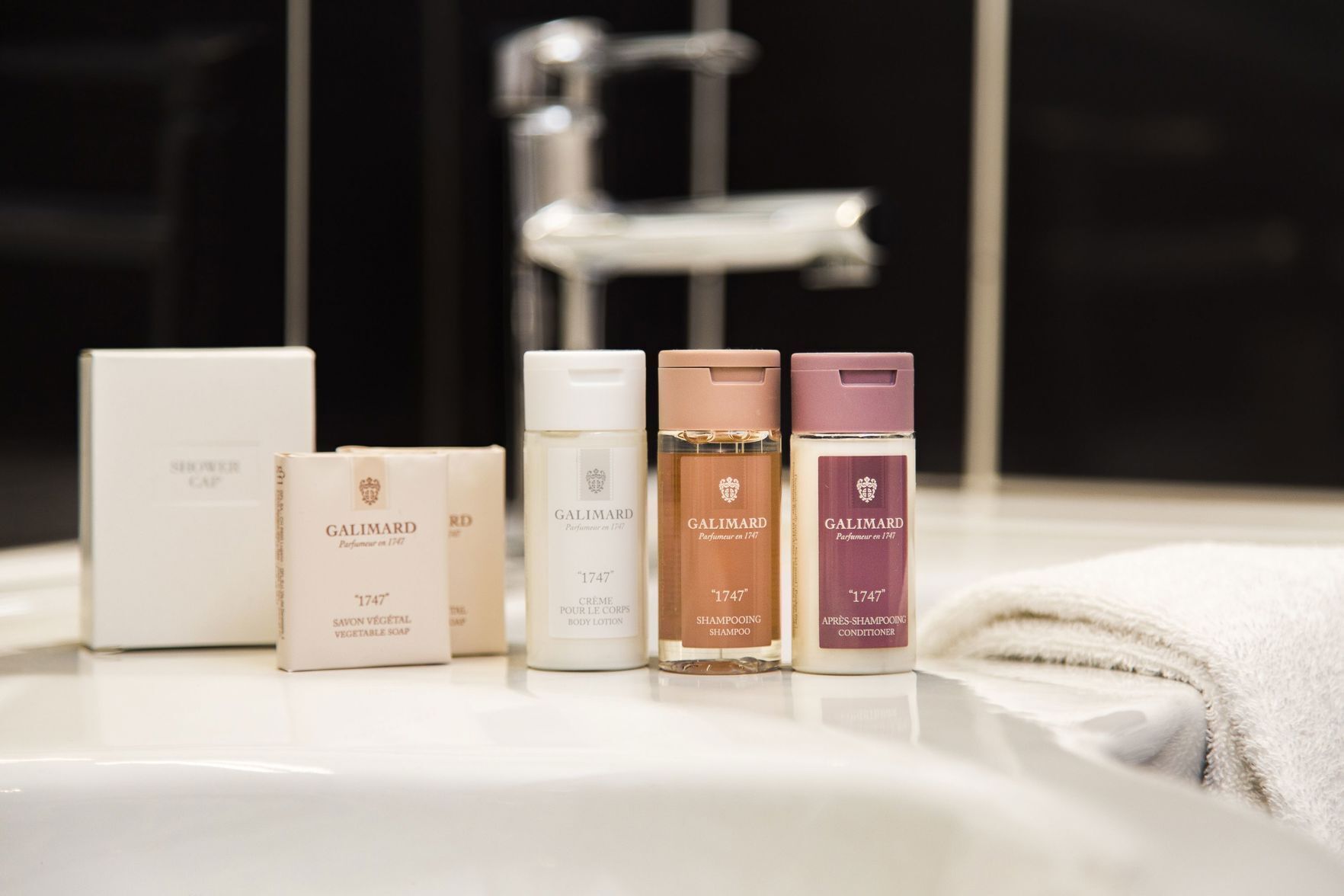 Amenidades de baño | Regadera, amenidades de baño gratuitas, secadora de cabello, toallas 