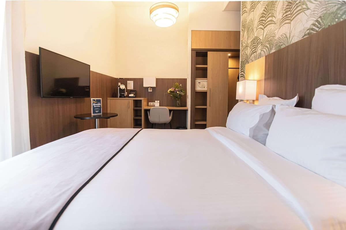 room, 1 double bed, non smoking | premium bedding, select comfort beds, minibar, in-room safe
