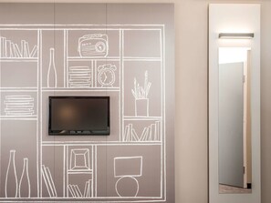 Standard-Doppelzimmer, 1 Doppelbett | Hochwertige Bettwaren, Zimmersafe, Schreibtisch, BĂŒgeleisen/BĂŒgelbrett