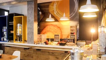 Tägliches Frühstücksbuffet (13.90 EUR pro Person)