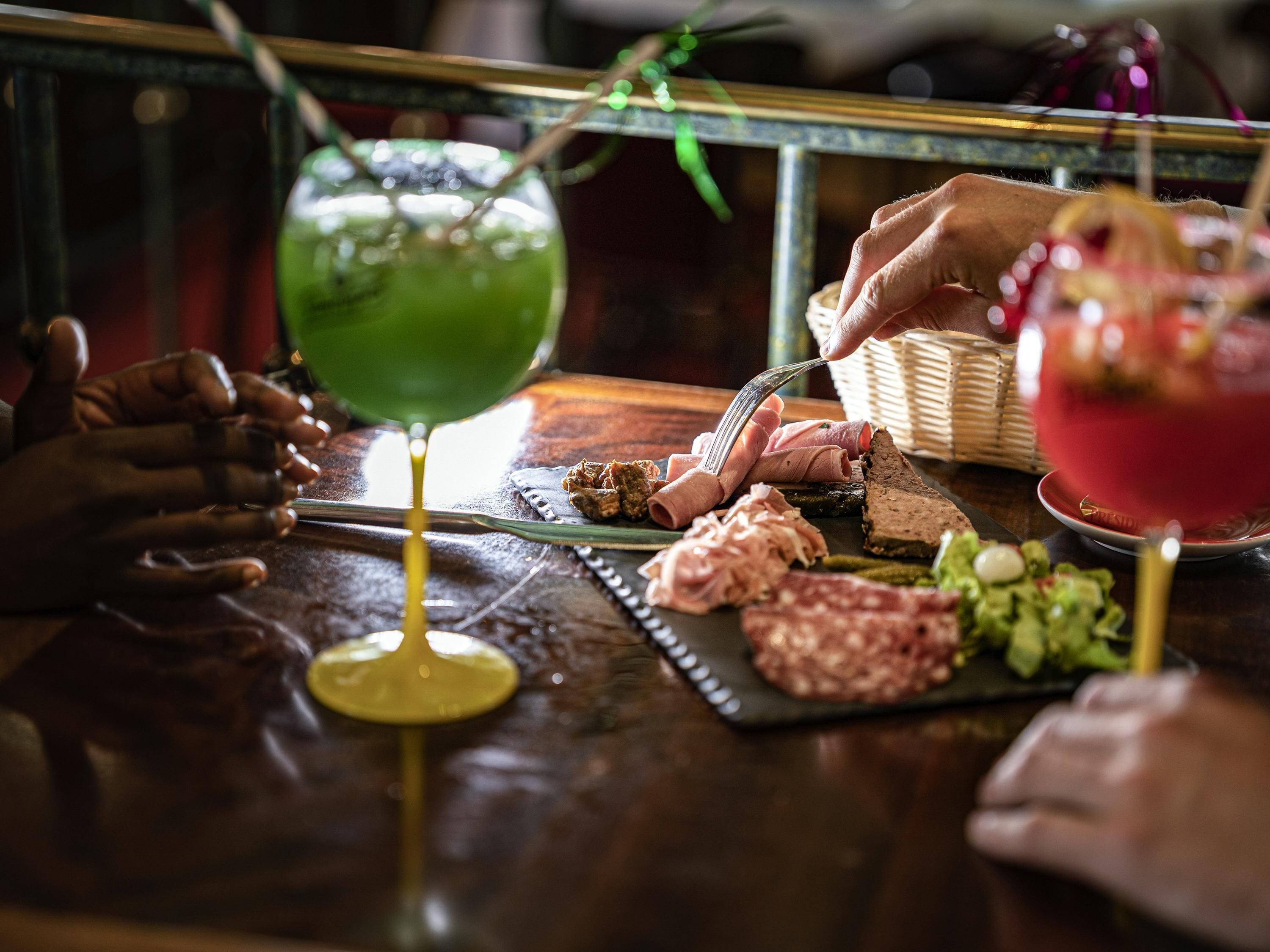 Una mesa de comedor con diferentes alimentos y bebidas.