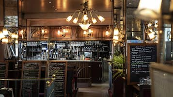 Déjeuner et dîner servis sur place