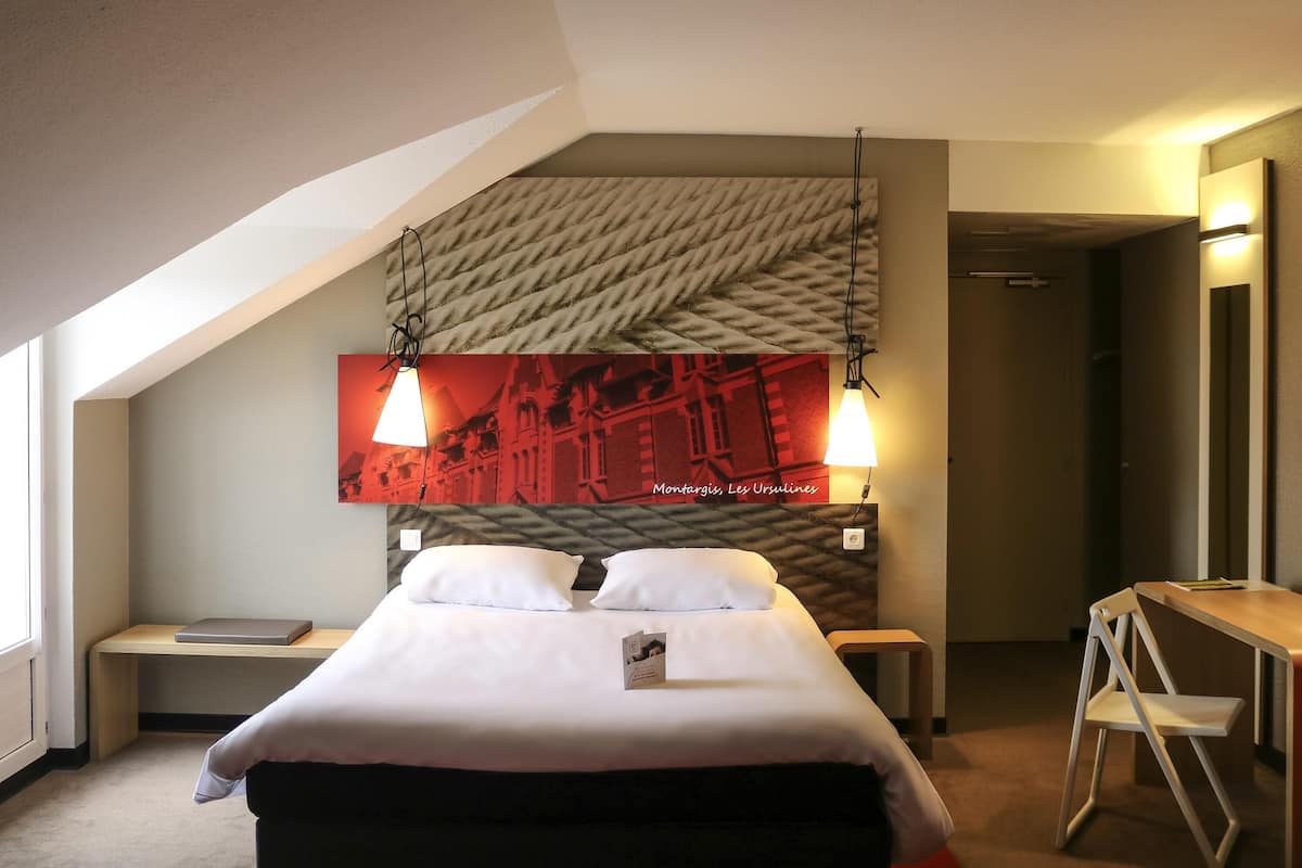 Habitación estándar, varias camas | Ropa de cama de alta calidad y caja de seguridad en la habitación