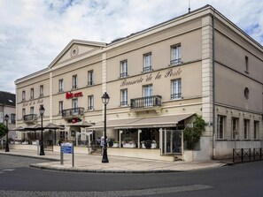 ランチ、ディナーに営業