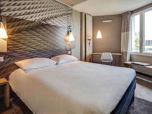 Habitació doble estàndard, 1 llit doble | Roba de llit d'alta qualitat, escriptori i cortines opaques