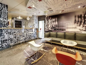 Un intérieur moderne avec un bar, des sièges et un panneau lumineux au néon.