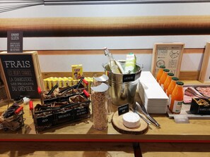 Päivittäinen buffetaamiainen (12.90 EUR per henkilö)